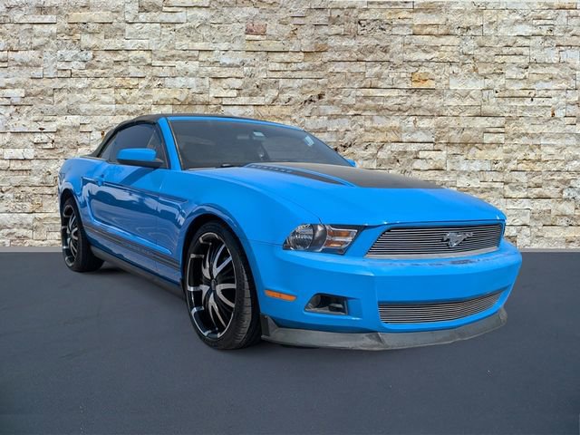 Used 2010 Ford Mustang Convertible image 2