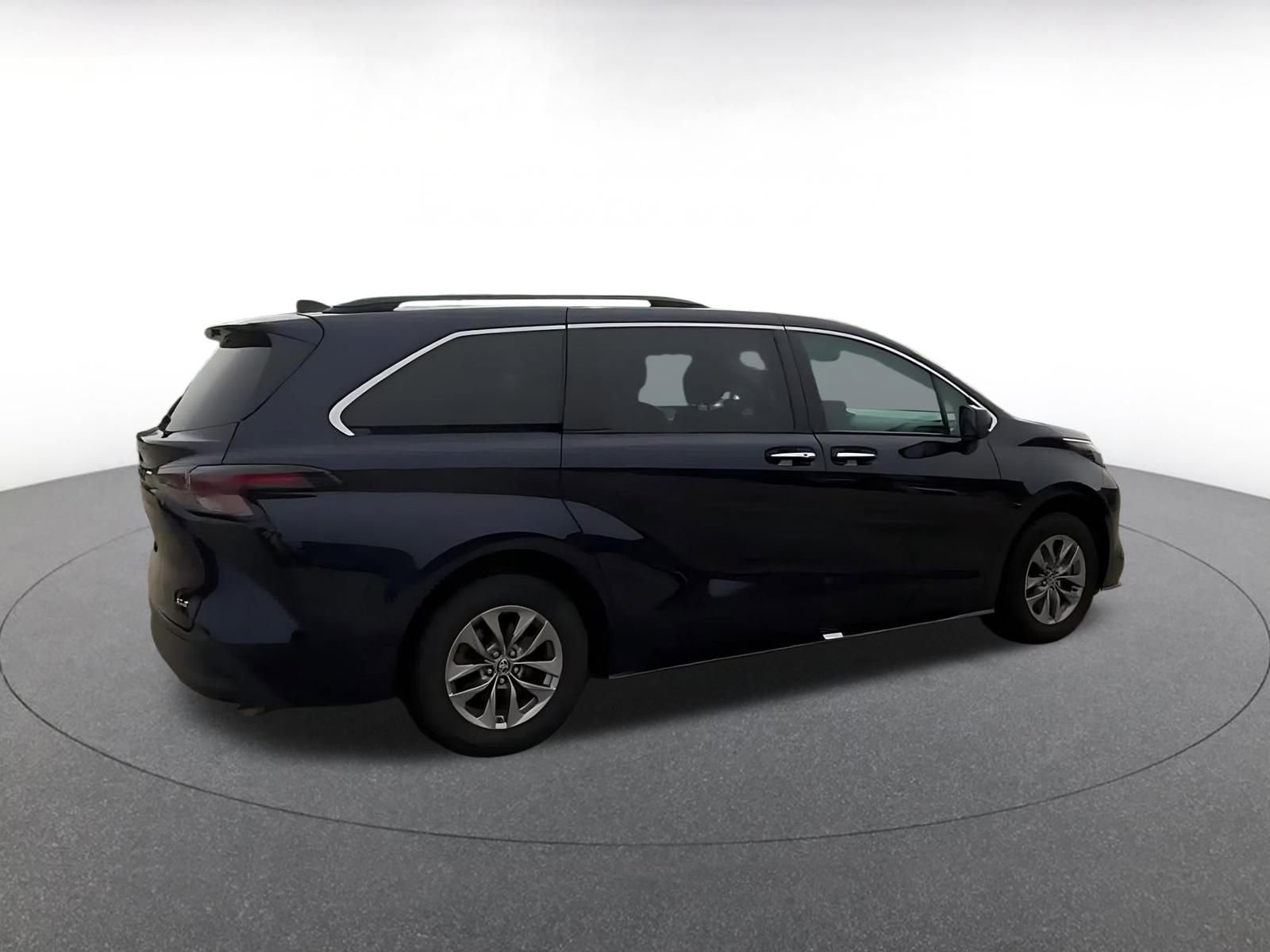 Used 2025 Toyota Sienna XLE FWD image 15