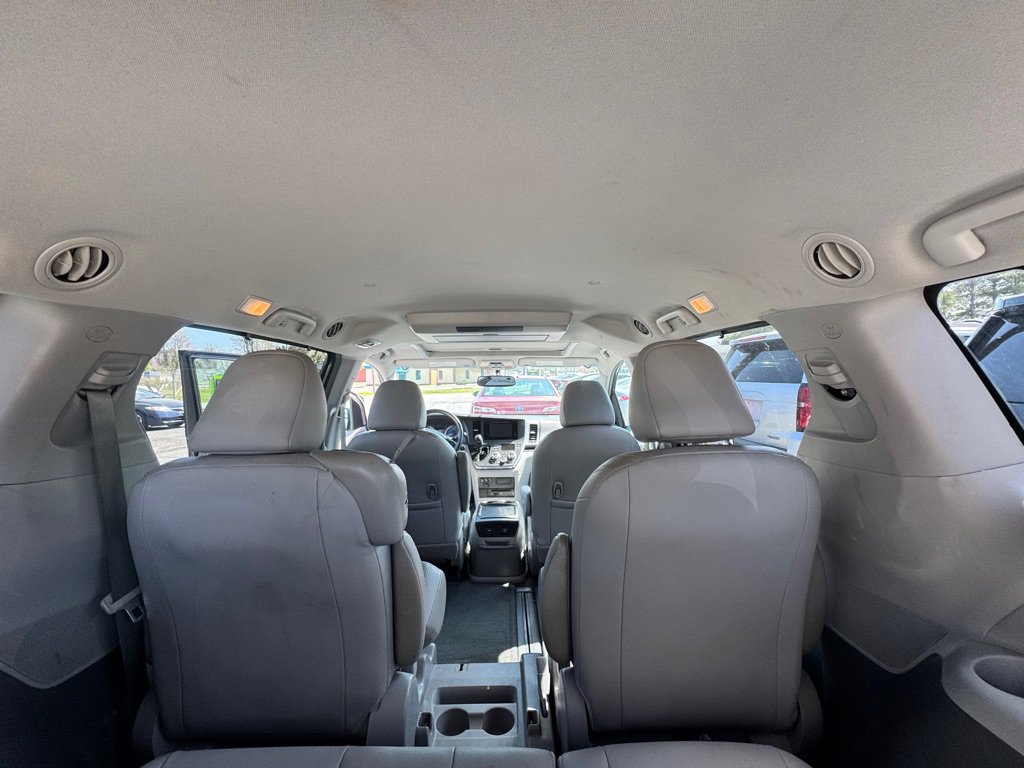 Used 2017 Toyota Sienna XLE Premium image 11