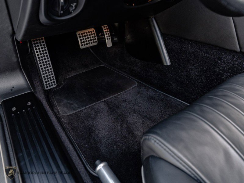 Used 2016 Aston Martin DB9 GT image 30