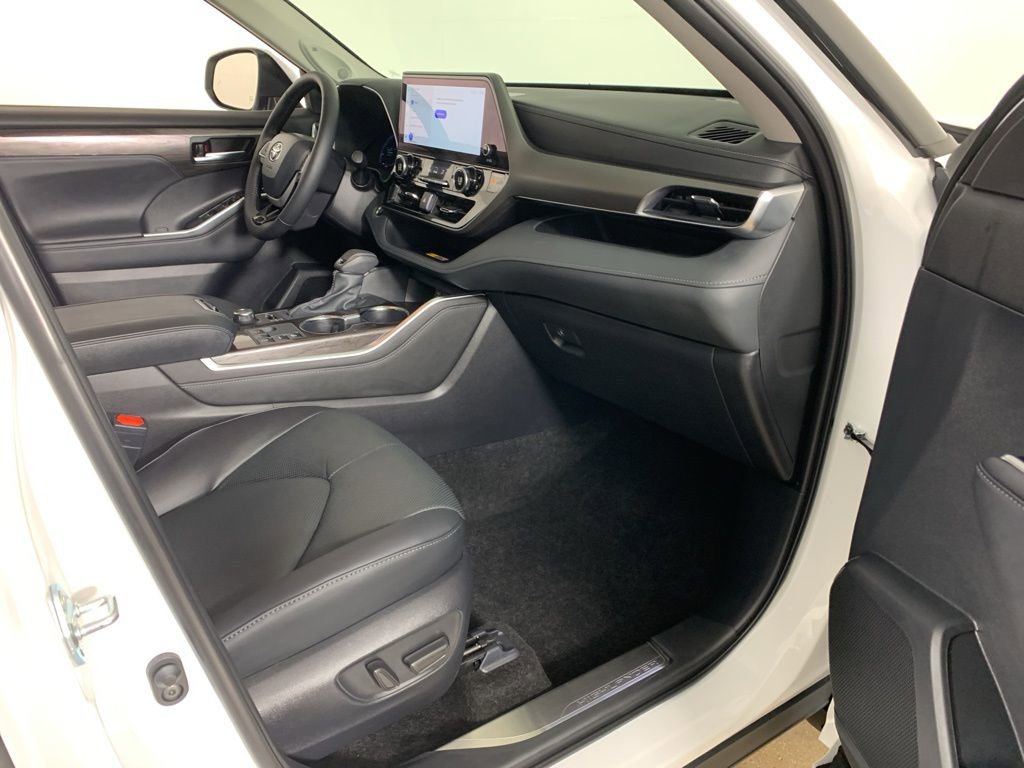 Used 2026 Toyota Highlander Limited image 43