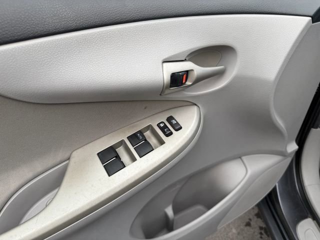 Used 2013 Toyota Corolla LE image 30