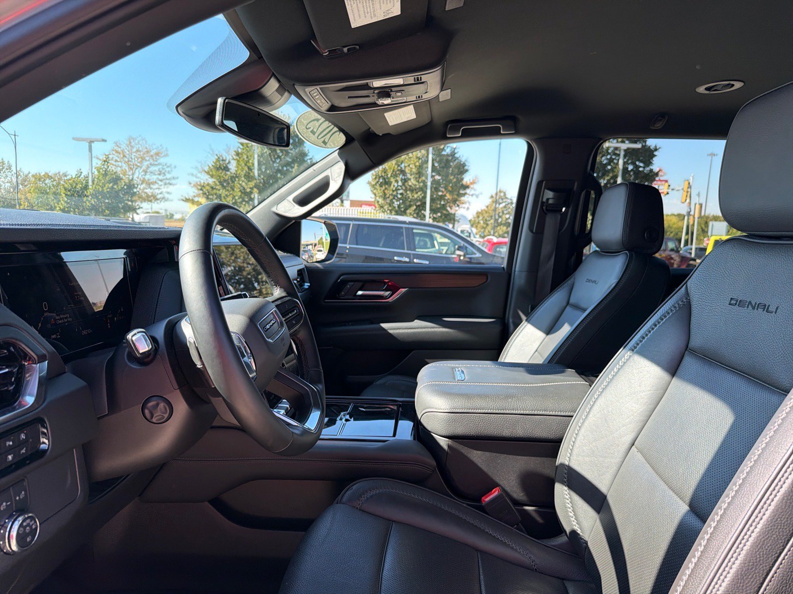 Used 2025 GMC Yukon XL Denali AWD/4WD image 14
