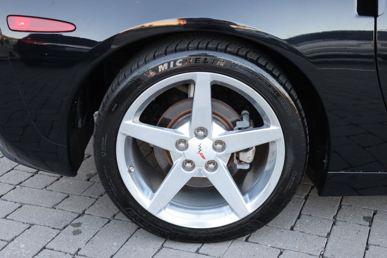 Used 2005 Chevrolet Corvette Coupe w/ Preferred Equipment Group RWD image 27