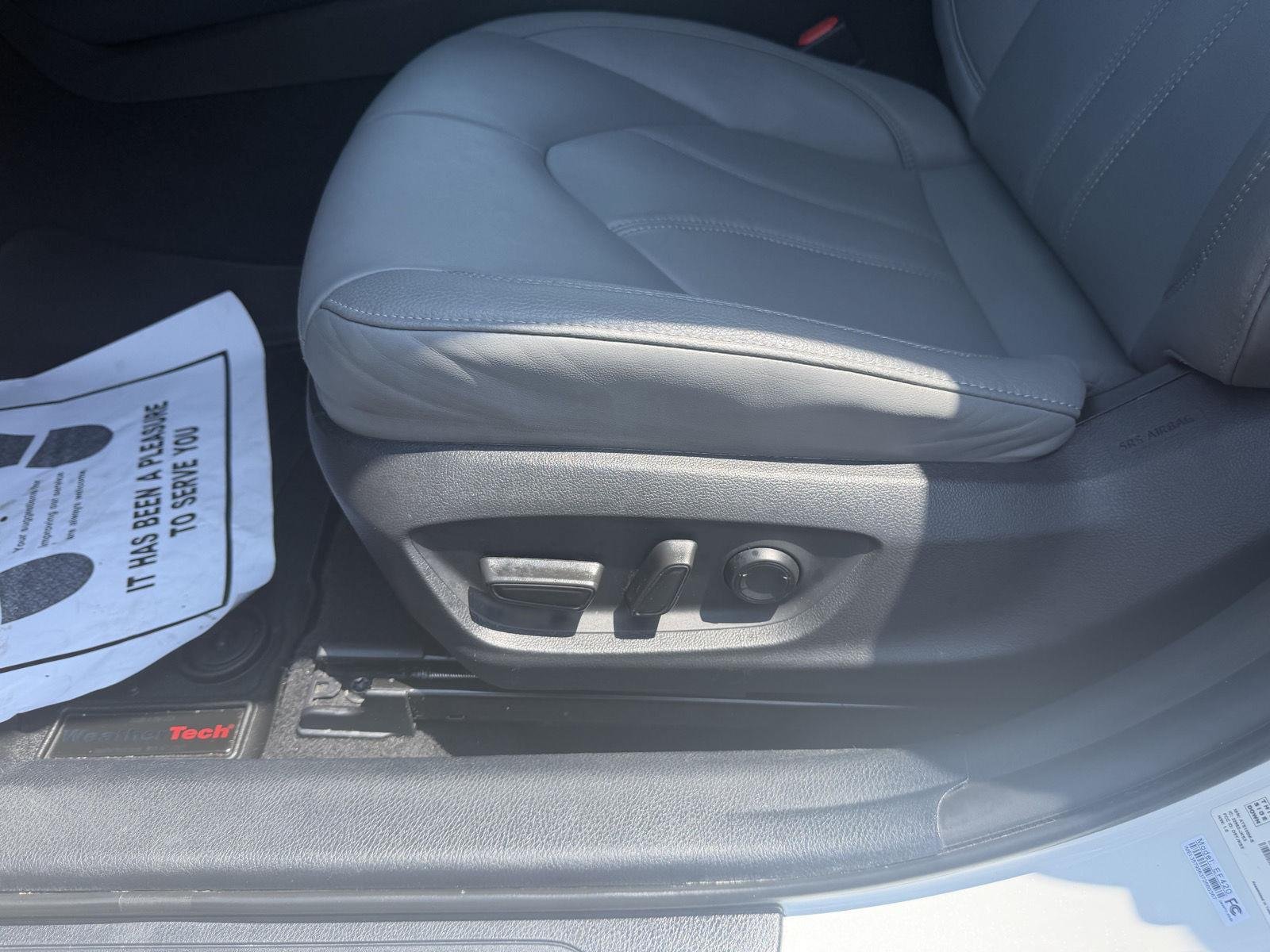 Used 2020 Toyota Avalon XLE w/ Moonroof Package FWD image 11