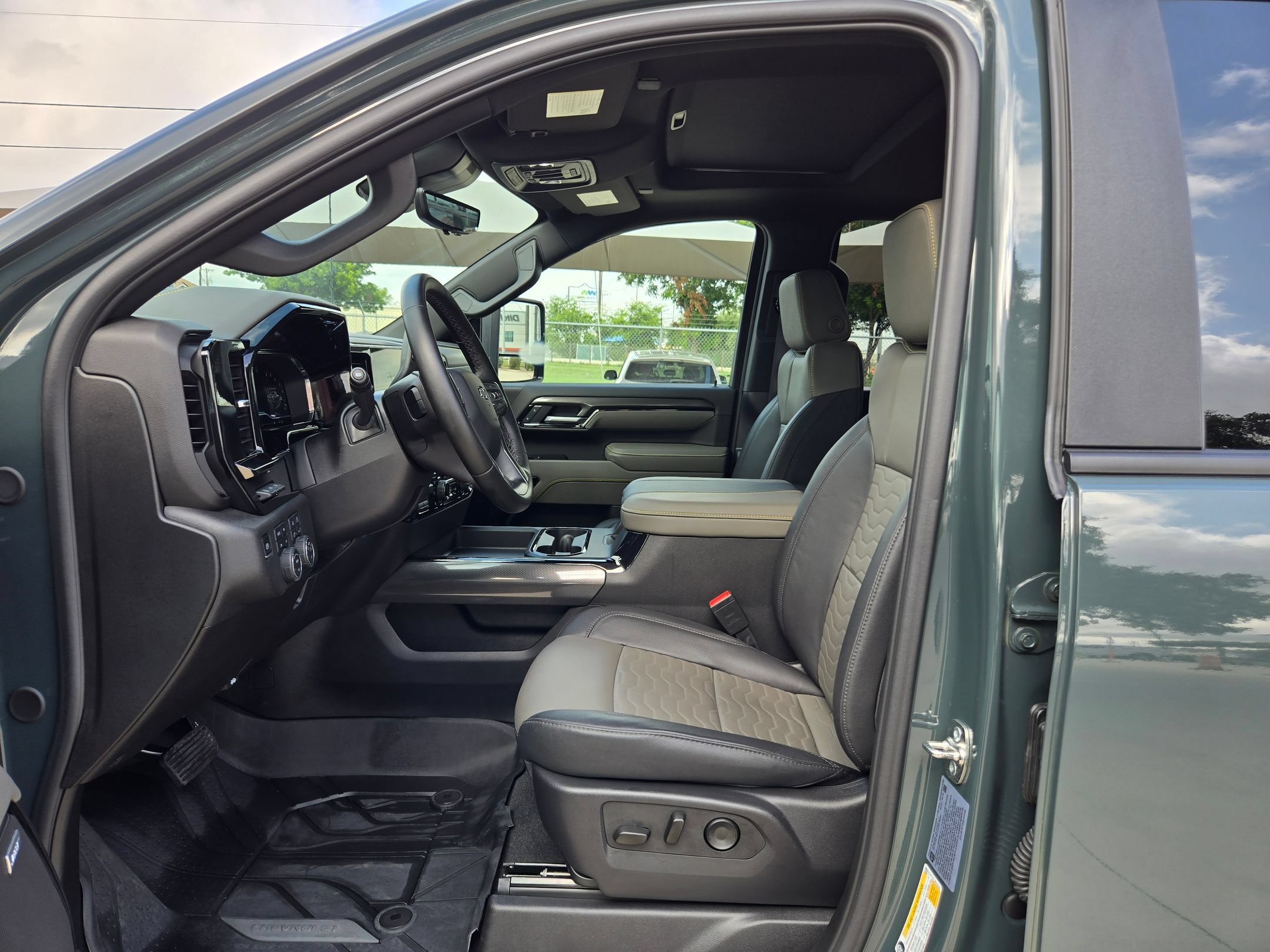 Certified 2025 Chevrolet Silverado 2500 ZR2 w/ Technology Package AWD/4WD image 9