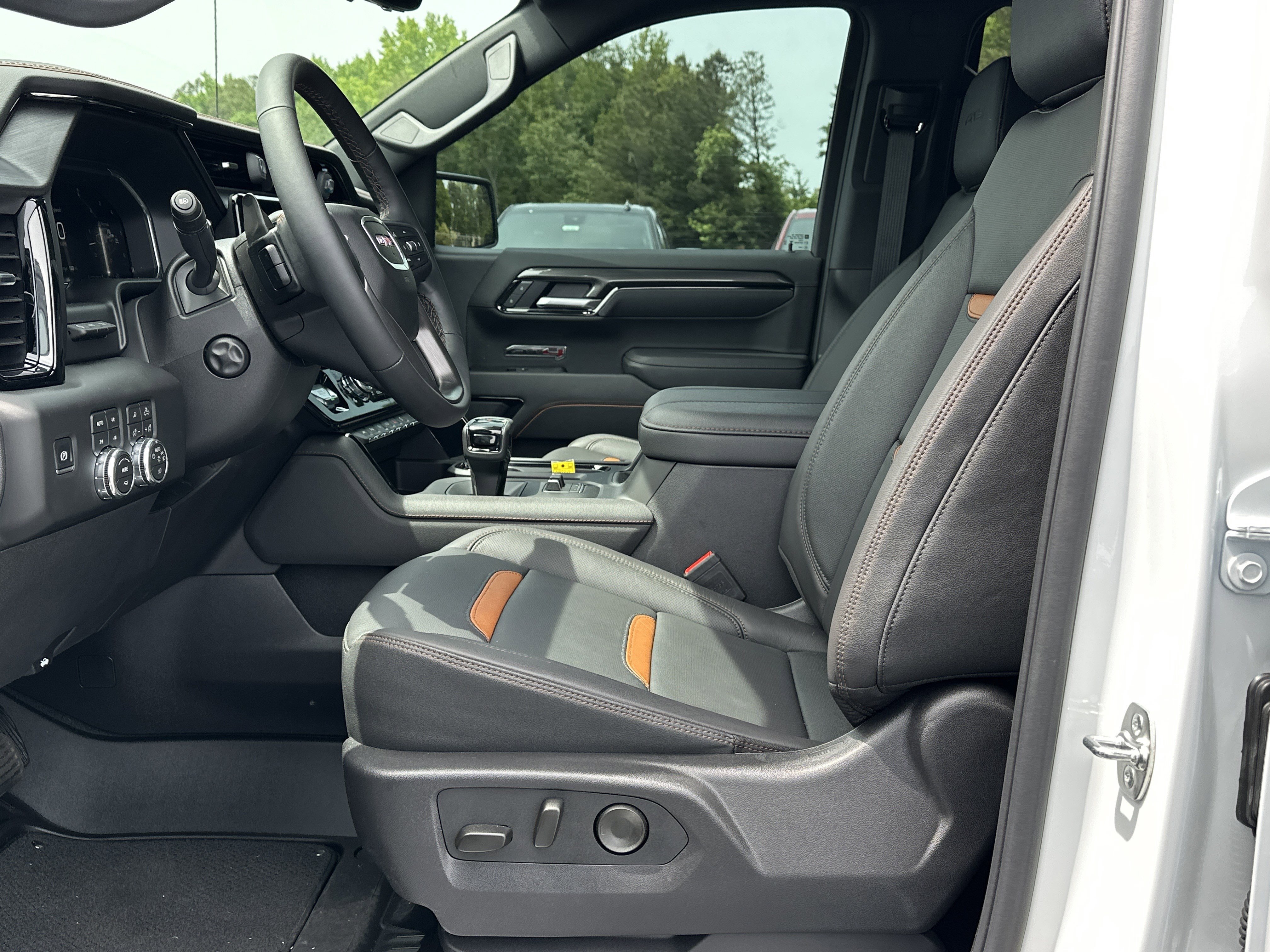 Used 2026 GMC Sierra 1500 AT4 w/ AT4 Premium Package AWD/4WD image 9