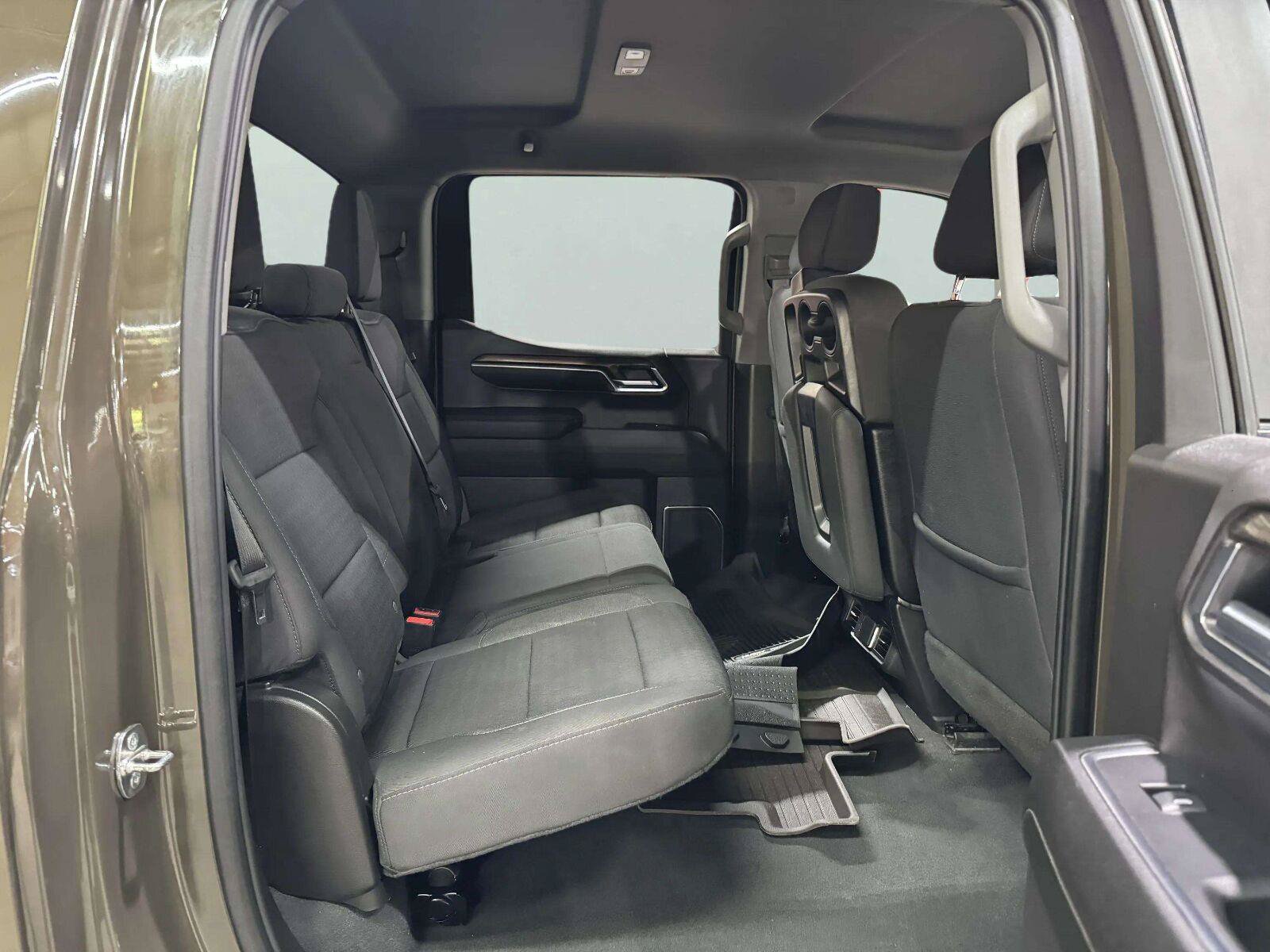 Used 2023 Chevrolet Silverado 1500 LT AWD/4WD image 39