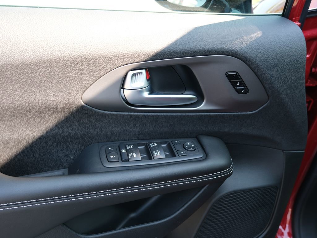 New 2027 Chrysler Pacifica Select FWD image 27