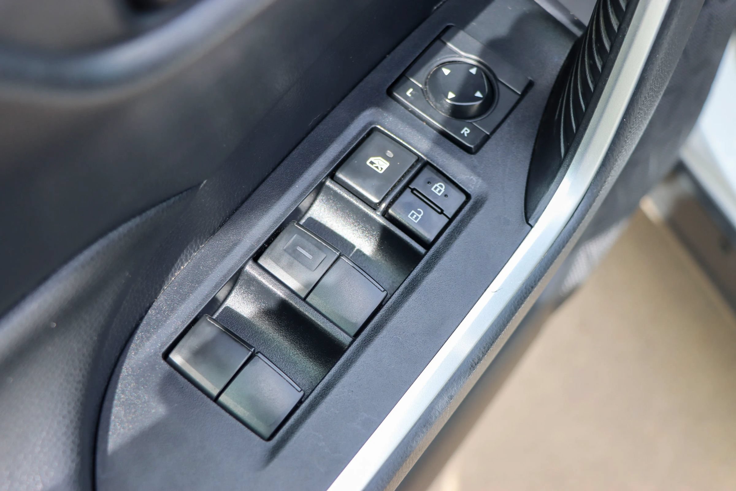 Used 2019 Toyota RAV4 LE FWD image 13