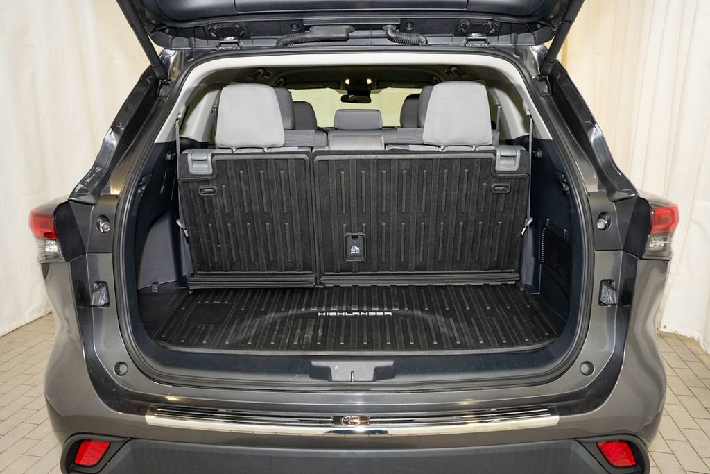 Used 2024 Toyota Highlander LE FWD image 5