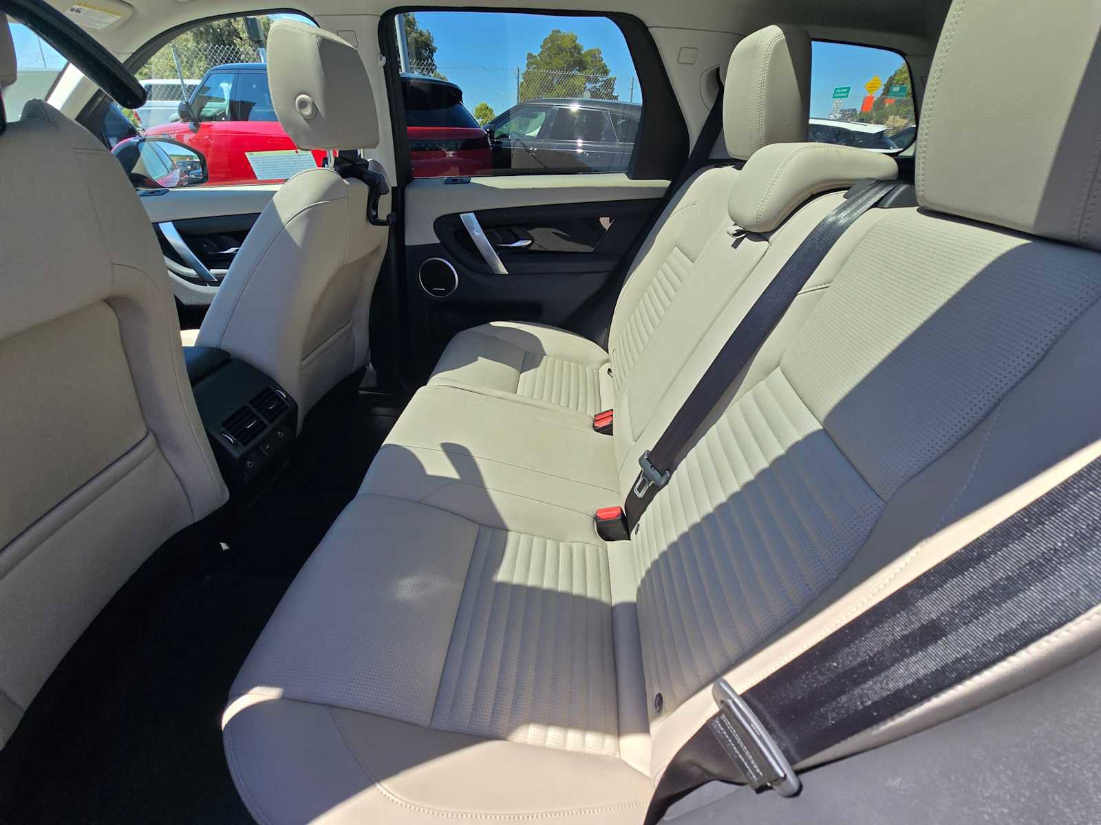 Used 2023 Land Rover Discovery Sport SE image 20