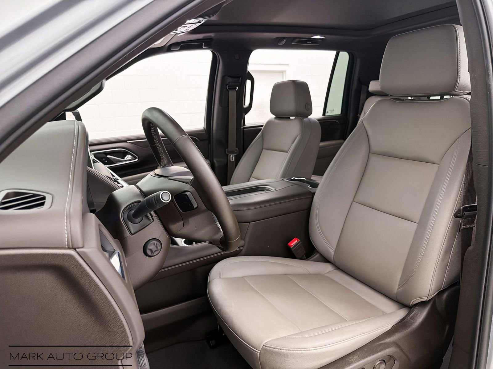 Used 2024 Chevrolet Suburban LT w/ Luxury Package RWD image 21