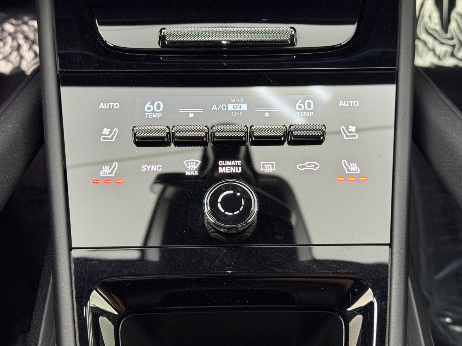 Used 2024 Porsche Cayenne w/ Premium Package image 35