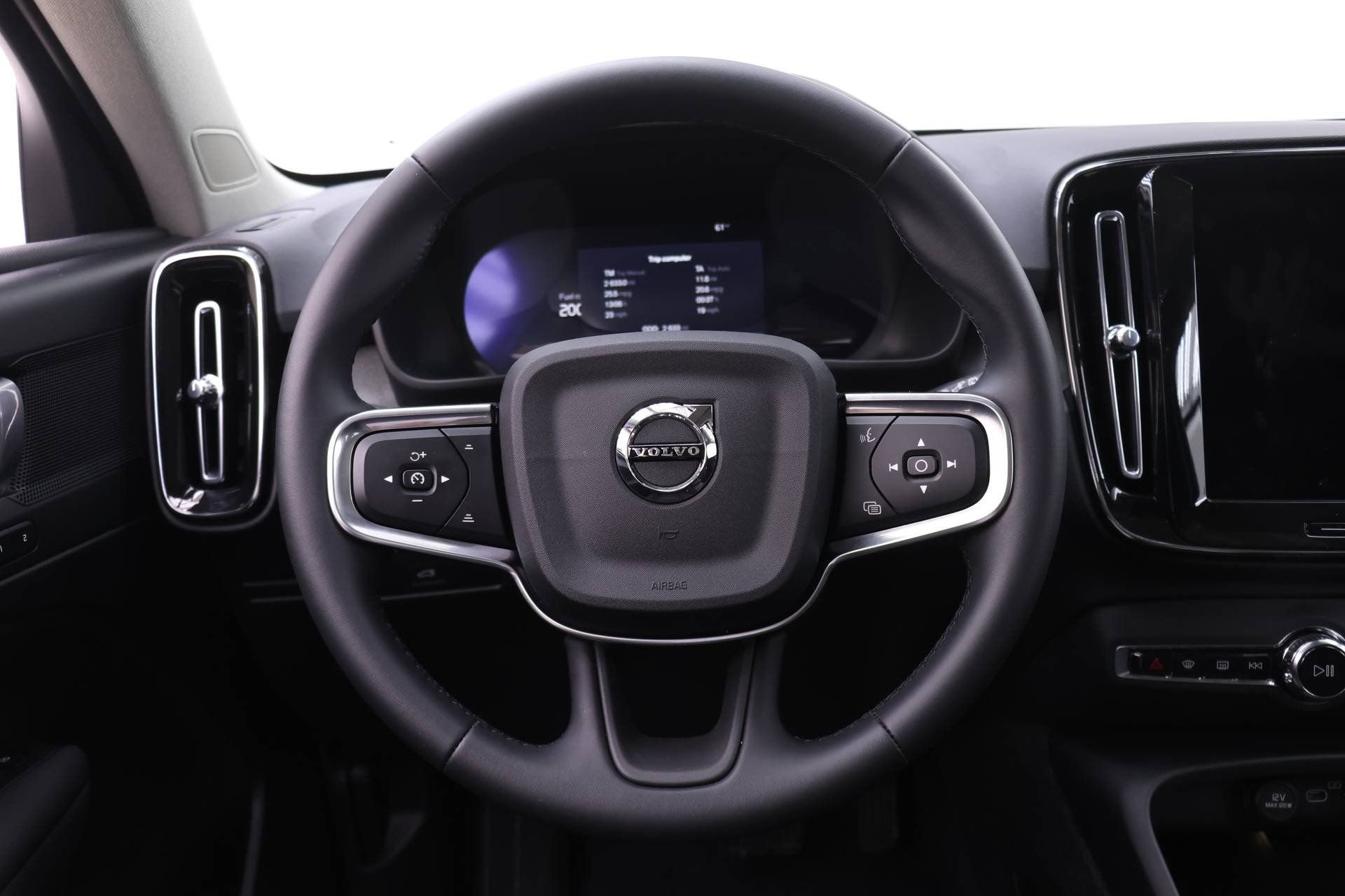 New 2026 Volvo XC40 B5 Core w/ Protection Package Premier AWD/4WD image 17