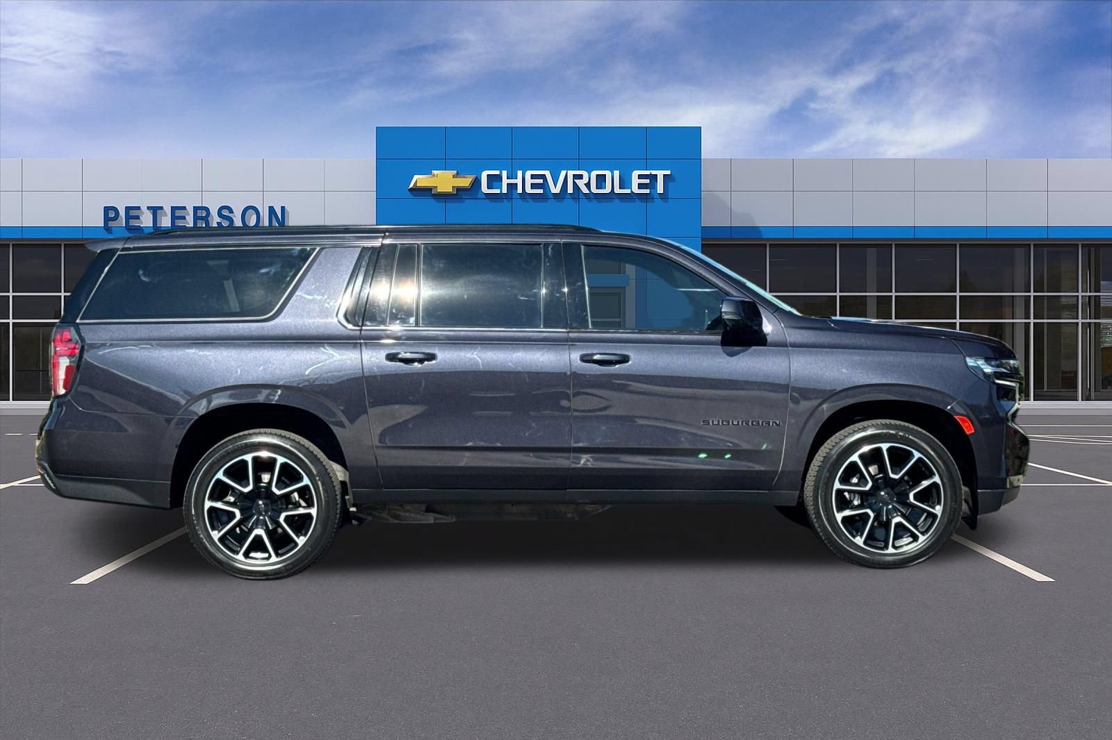 Certified 2022 Chevrolet Suburban RST w/ Luxury Package AWD/4WD image 3