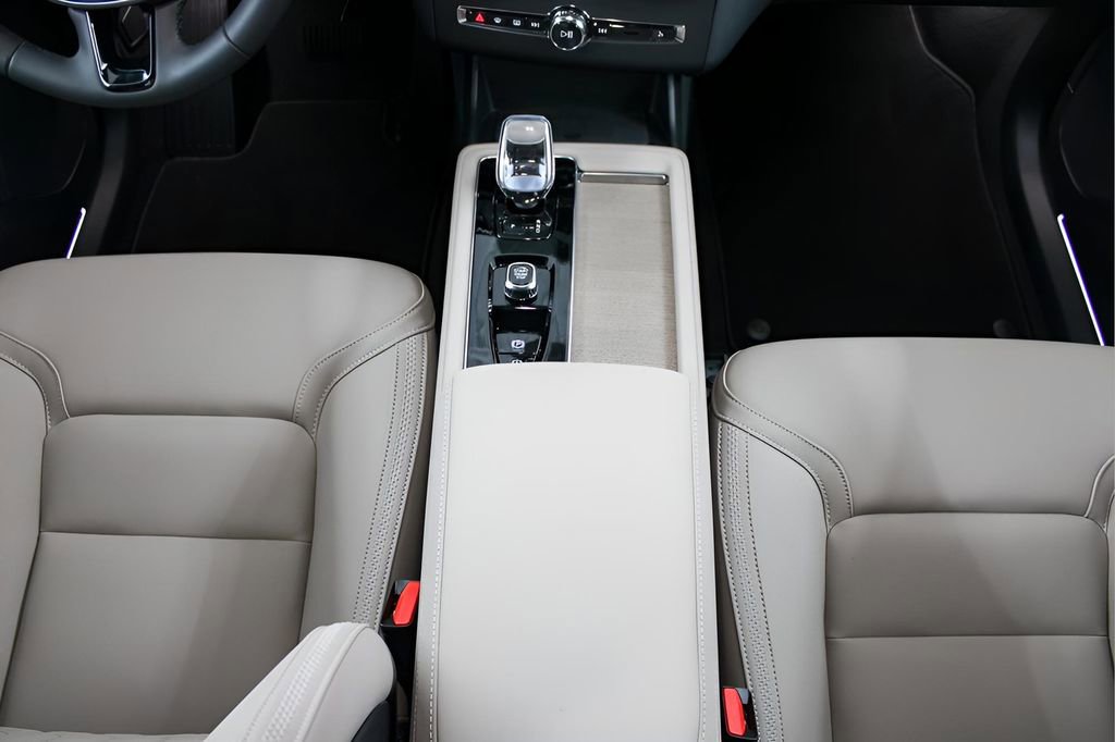 New 2026 Volvo XC90 B5 Core w/ Protection Package Premier image 24
