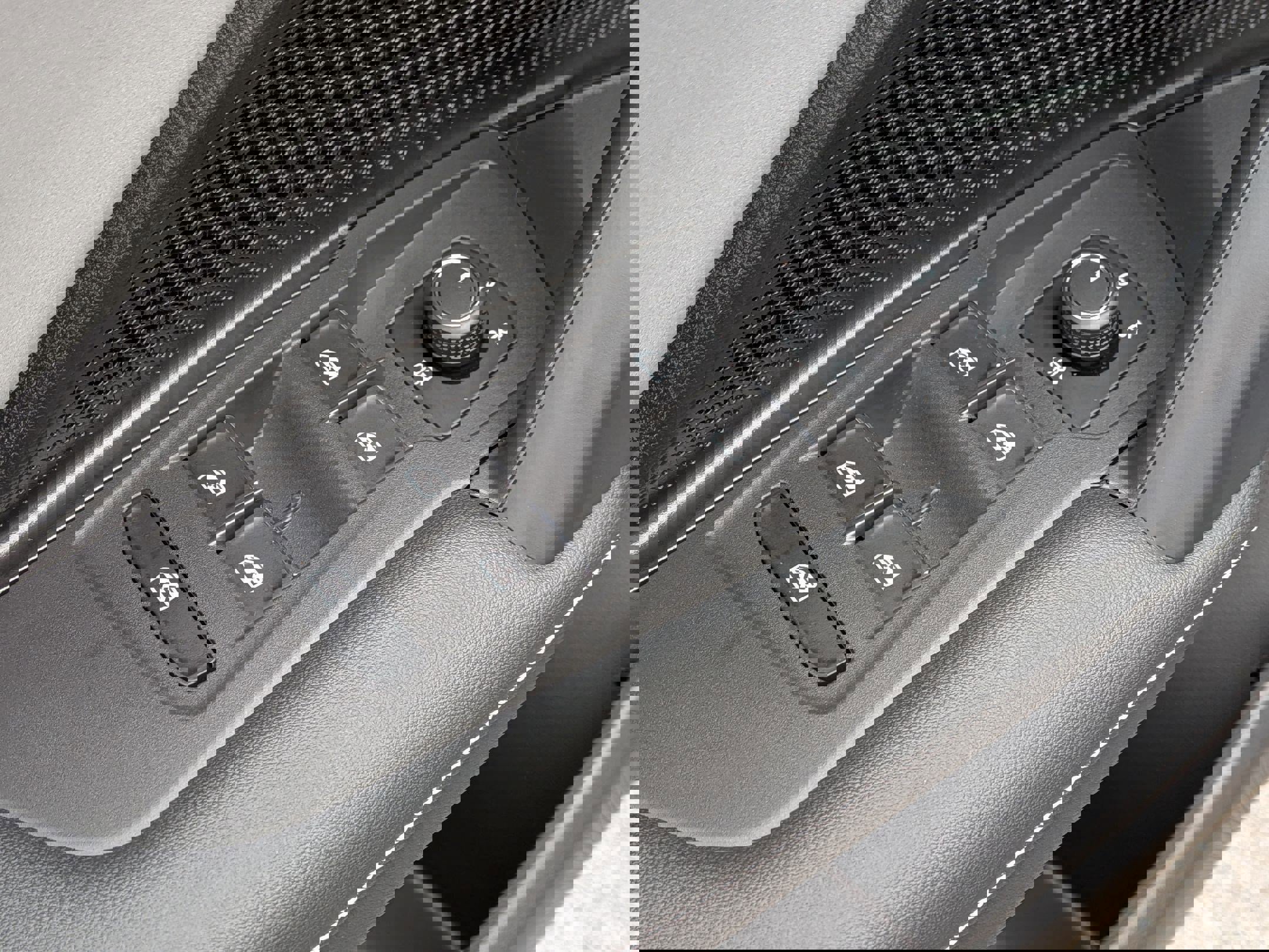 Used 2025 Volkswagen Tiguan SE R-Line image 13