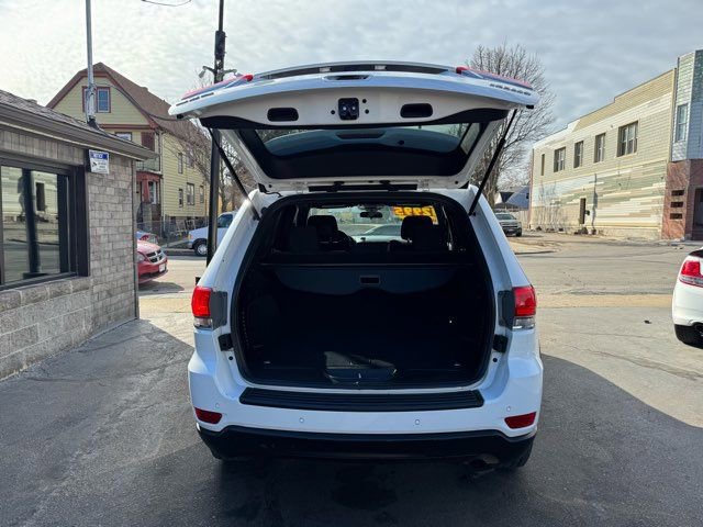 Used 2018 Jeep Grand Cherokee Laredo image 27