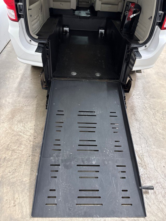 Used 2016 Dodge Grand Caravan SXT FWD image 2