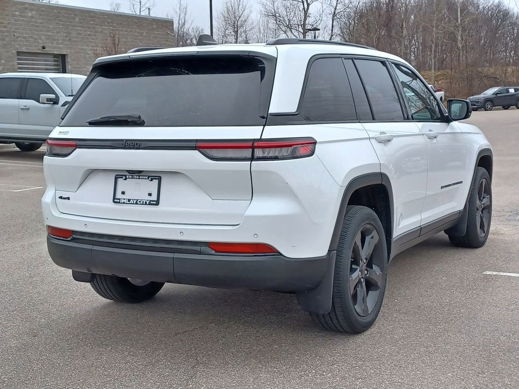 Used 2023 Jeep Grand Cherokee Altitude AWD/4WD image 3