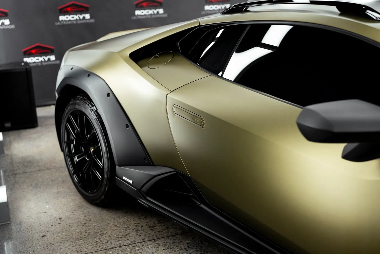 Used 2024 Lamborghini Huracan Sterrato AWD/4WD image 14