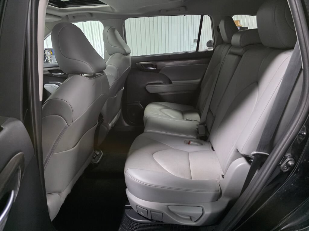 Used 2021 Toyota Highlander Limited AWD/4WD image 10