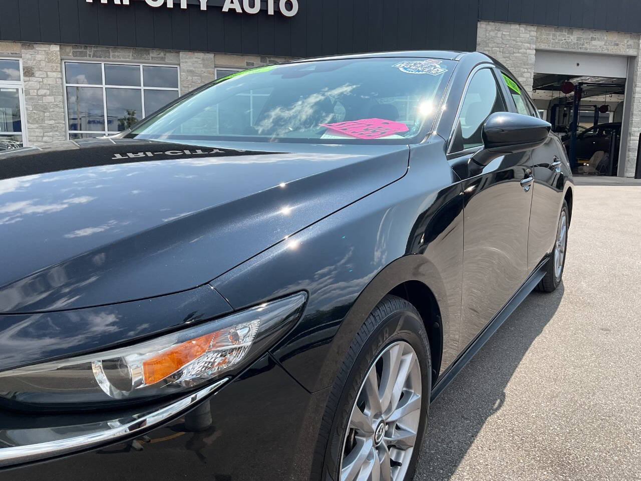 Used 2020 MAZDA MAZDA3 Sedan FWD image 2
