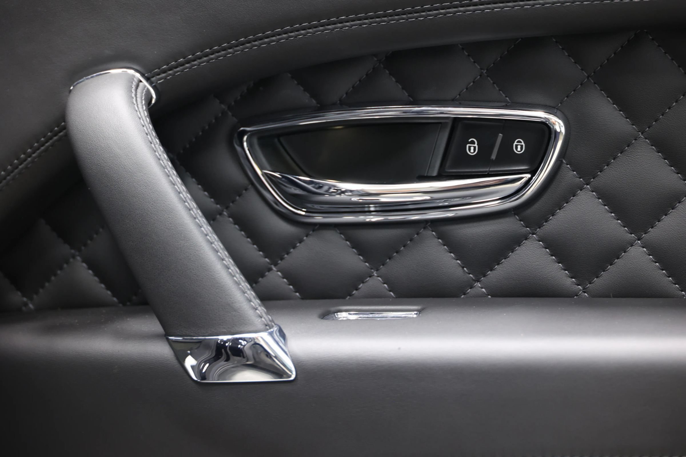Used 2020 Bentley Bentayga Plug-In Hybrid AWD/4WD image 81