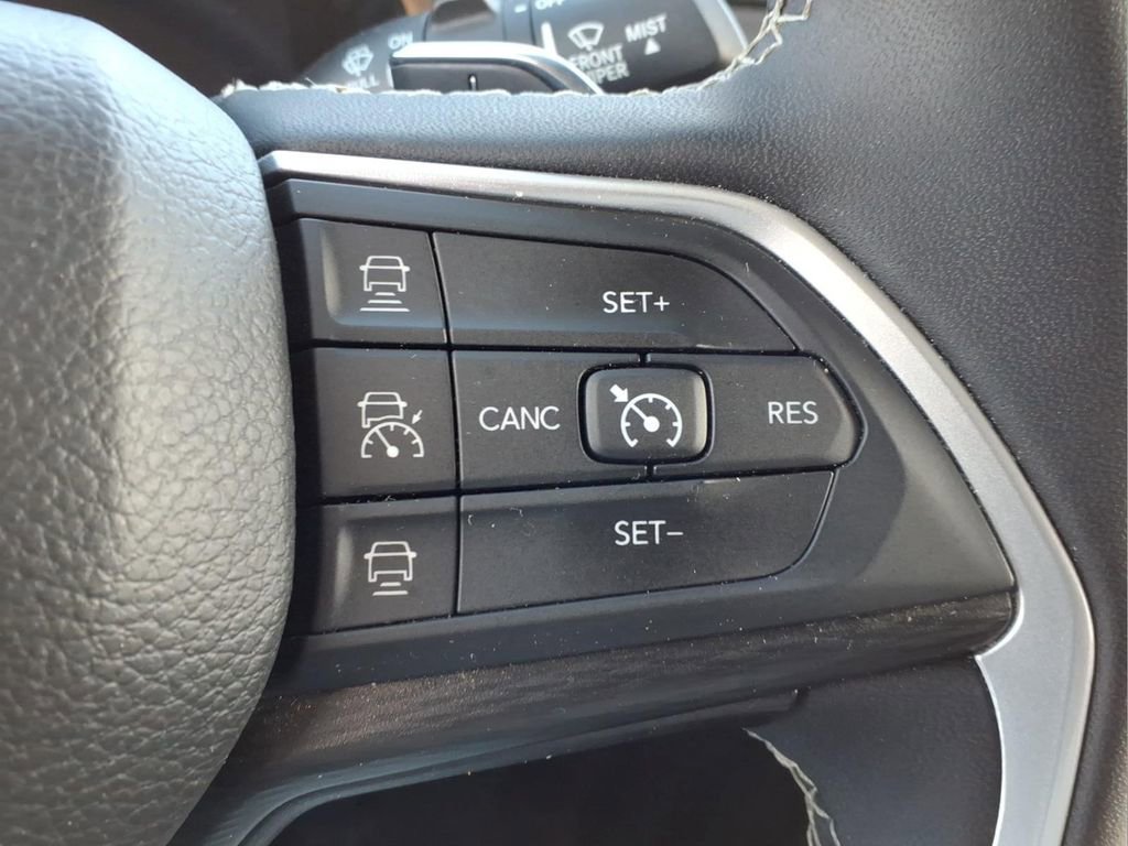 Used 2023 Jeep Grand Cherokee Laredo image 20