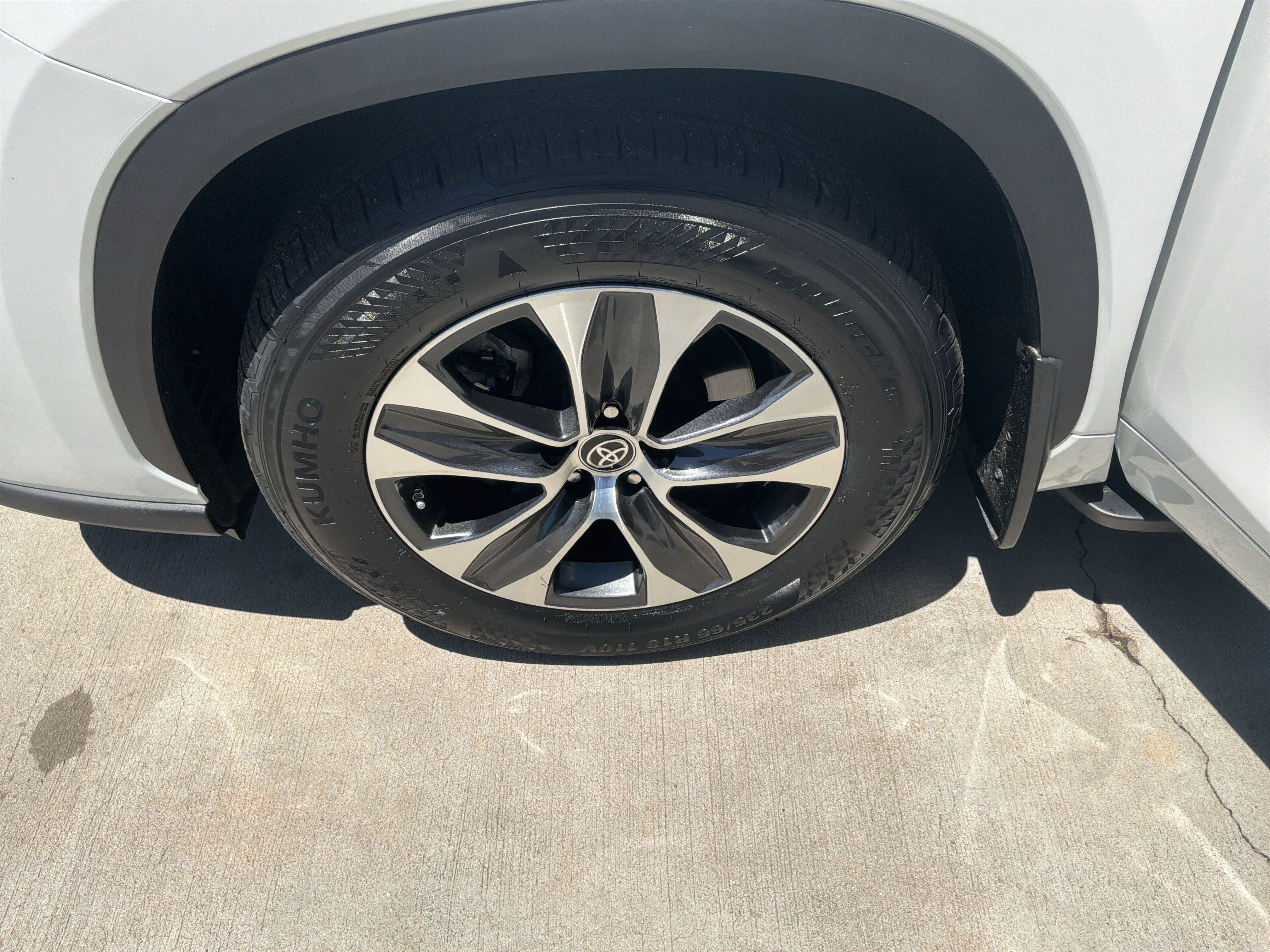 Used 2024 Toyota Highlander XLE FWD image 13