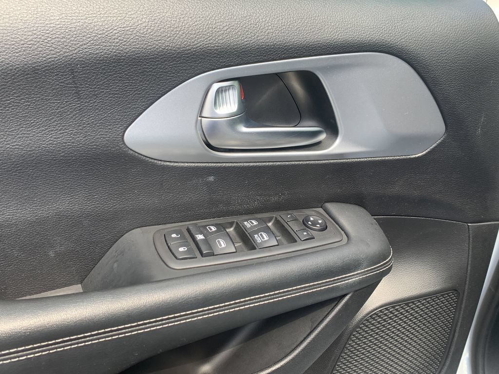 Used 2021 Chrysler Pacifica Touring w/ S Appearance Package FWD image 12