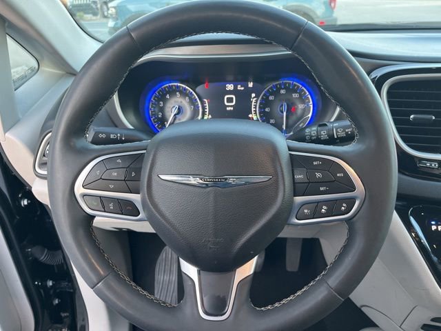 Used 2023 Chrysler Pacifica Touring-L image 21