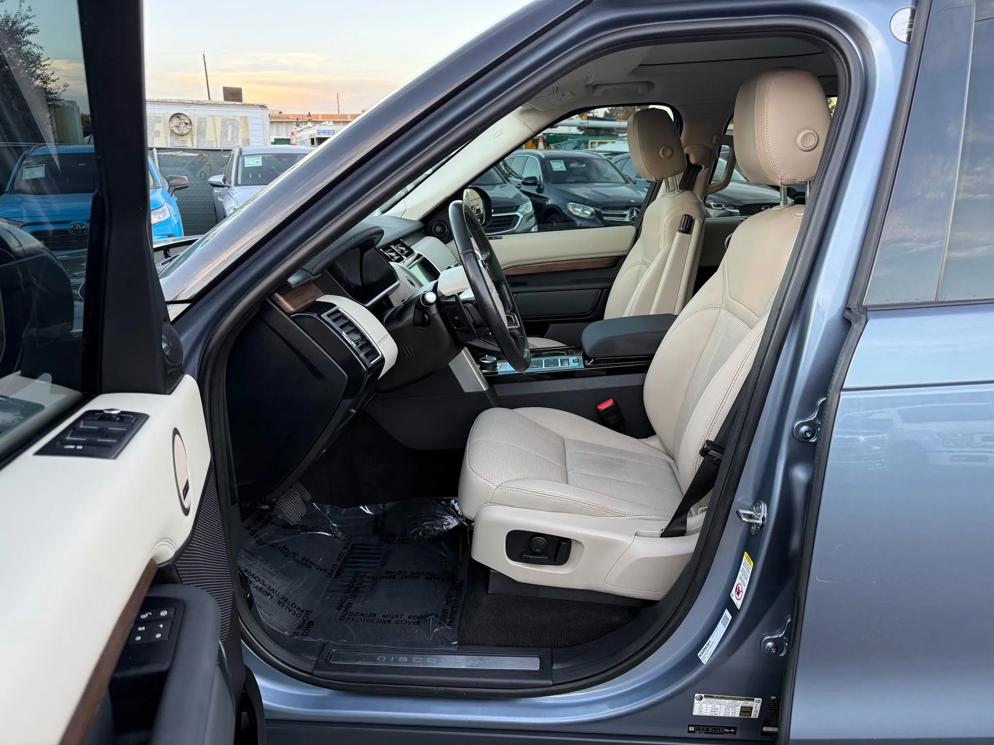 Used 2019 Land Rover Discovery HSE image 19