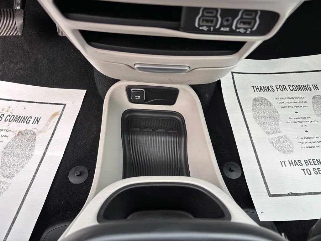 Used 2024 Chrysler Pacifica Touring-L image 15