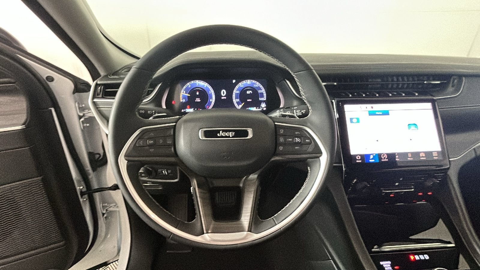 Used 2023 Jeep Grand Cherokee Limited AWD/4WD image 17