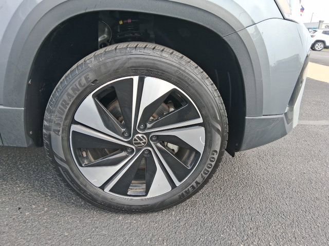 Used 2025 Volkswagen Taos SE image 5