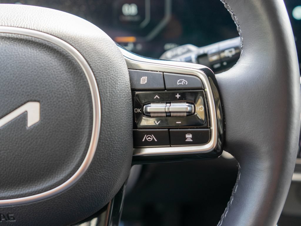 Certified 2025 Kia Carnival SX Prestige FWD image 23