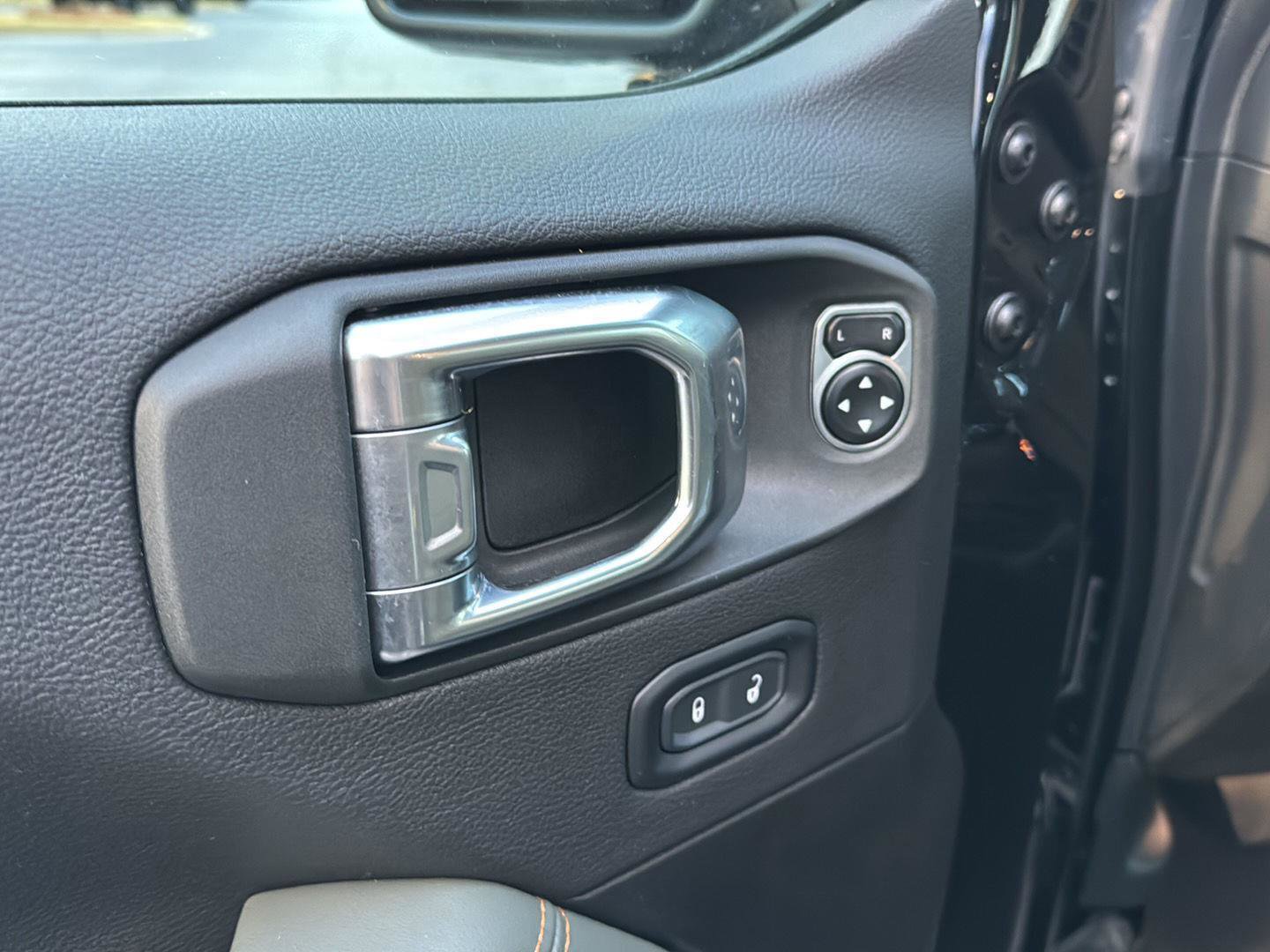 Used 2024 Jeep Gladiator Mojave w/ Technology Group image 28