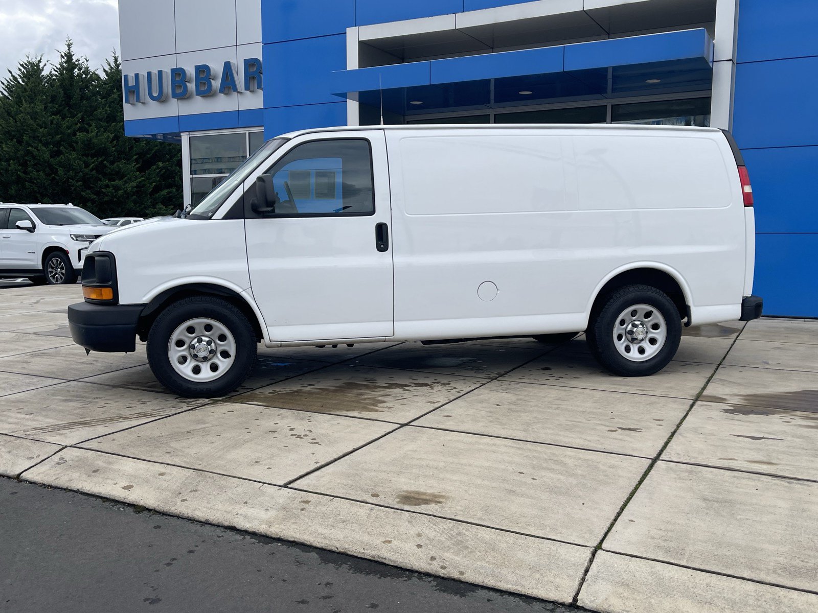 Used 2010 Chevrolet Express 1500 RWD image 2