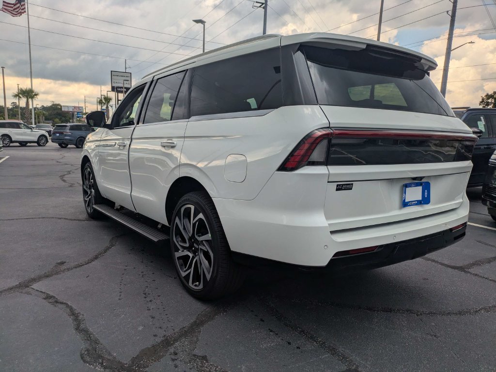 New 2027 Lincoln Navigator Reserve AWD/4WD image 6