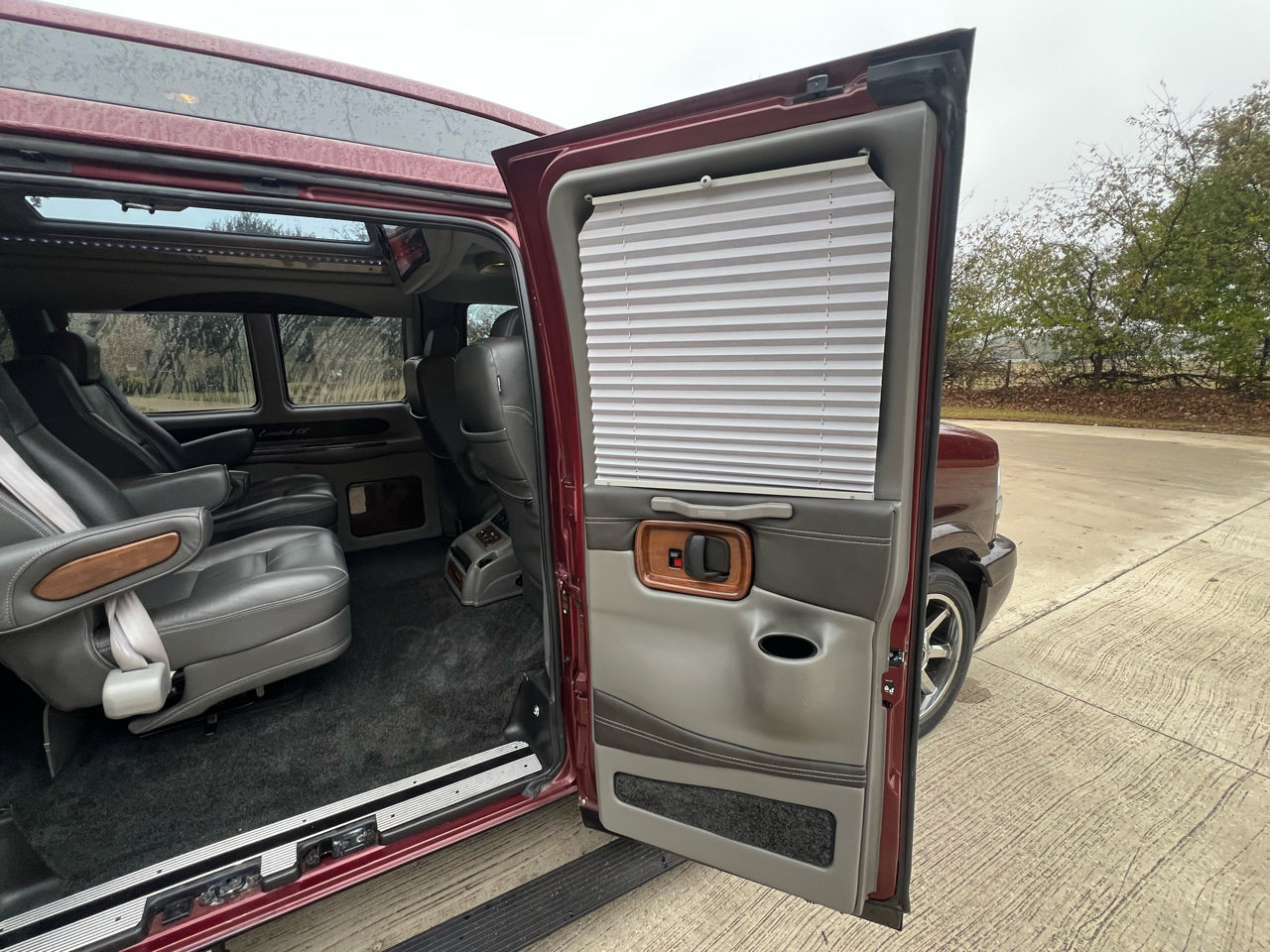 Used 2017 Chevrolet Express 2500 image 33