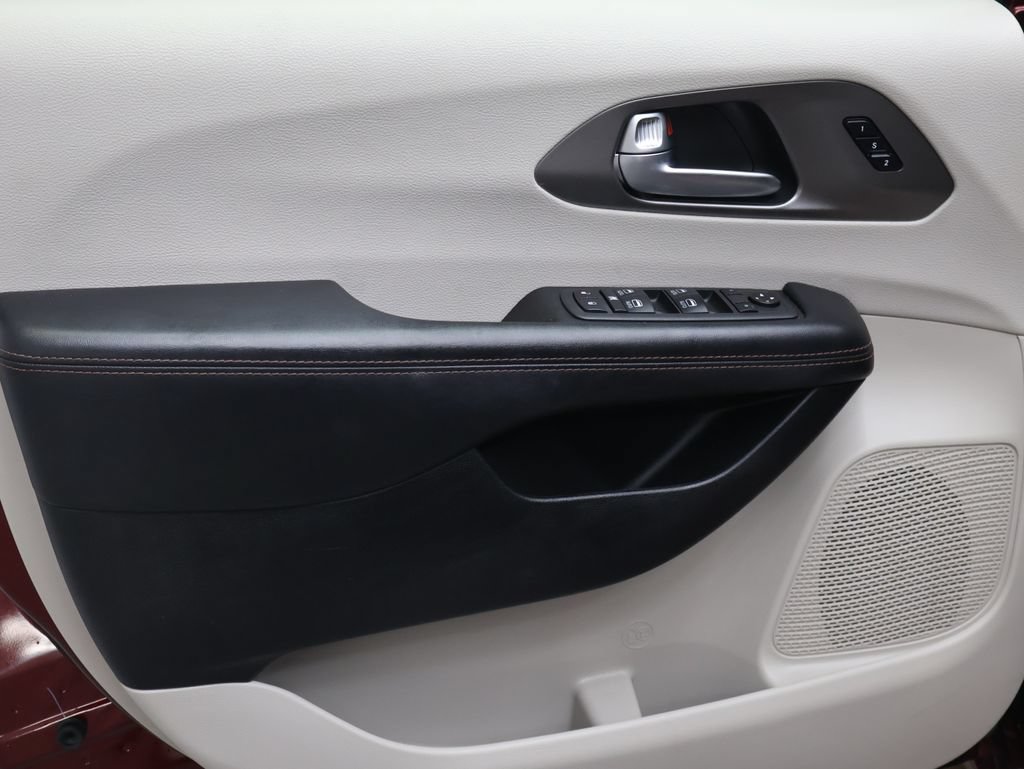 Used 2020 Chrysler Pacifica Touring-L Plus FWD image 17