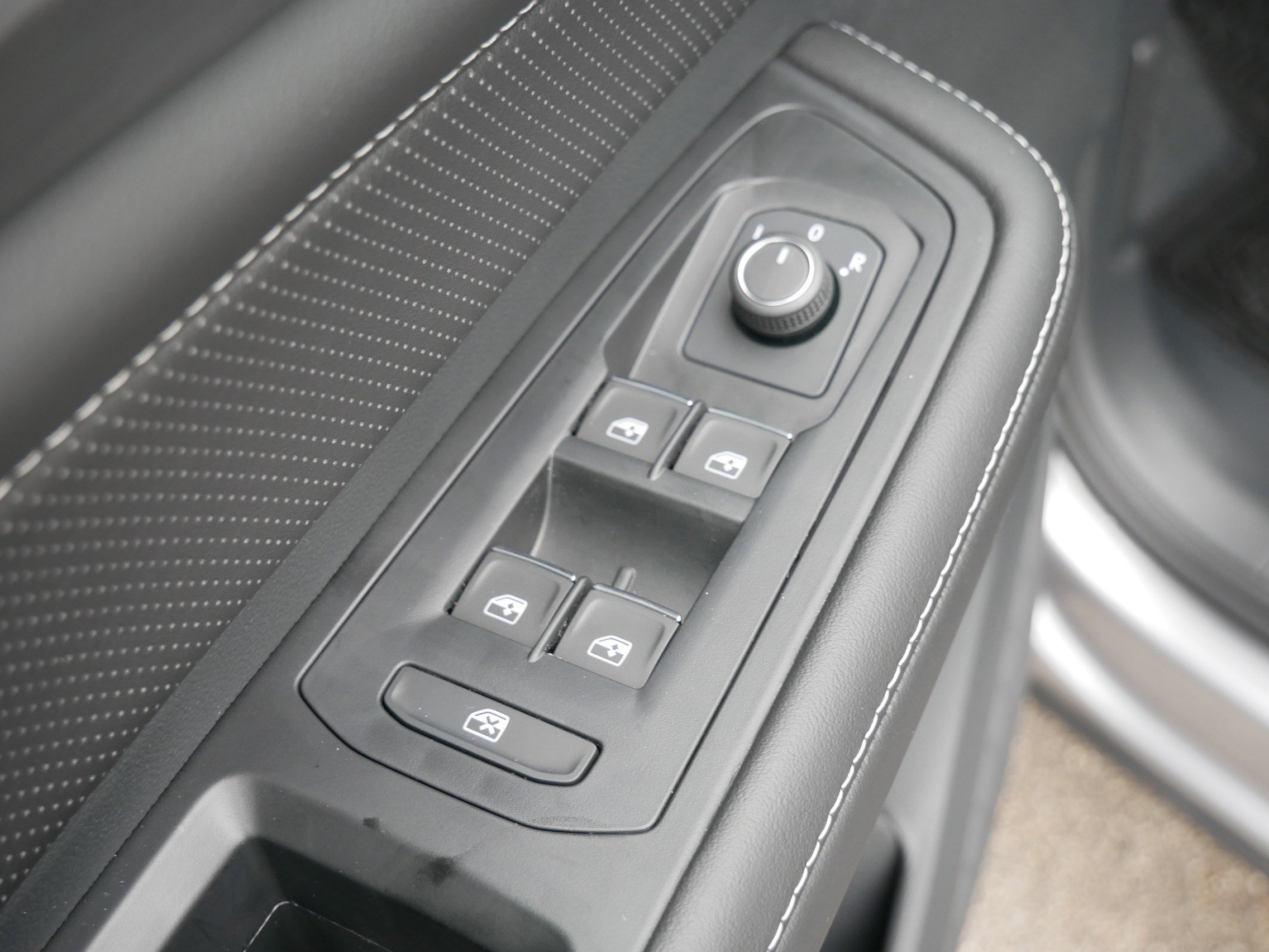 New 2025 Volkswagen Atlas Cross Sport SE image 7