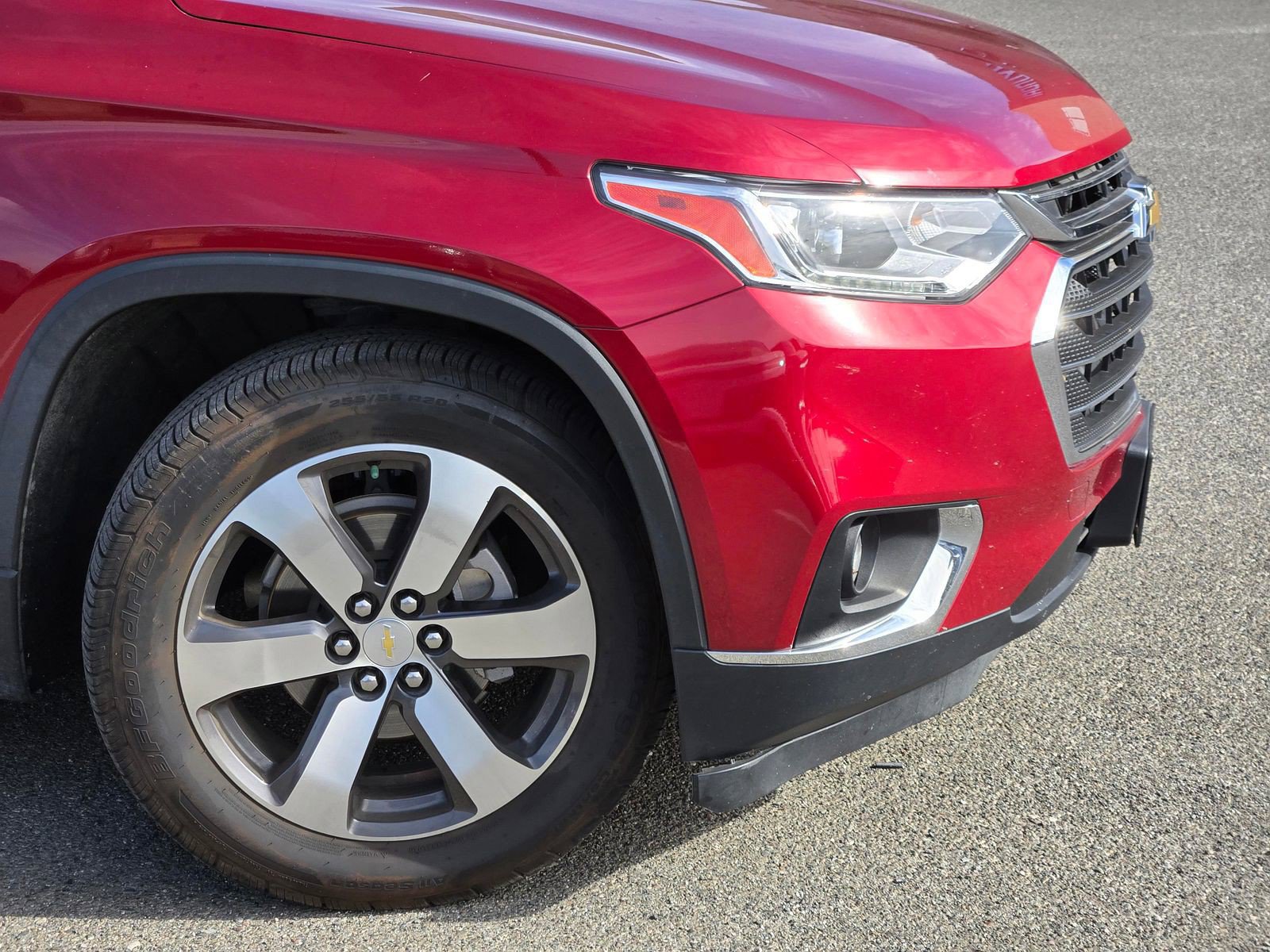 Used 2019 Chevrolet Traverse LT w/ LT Premium Package AWD/4WD image 3