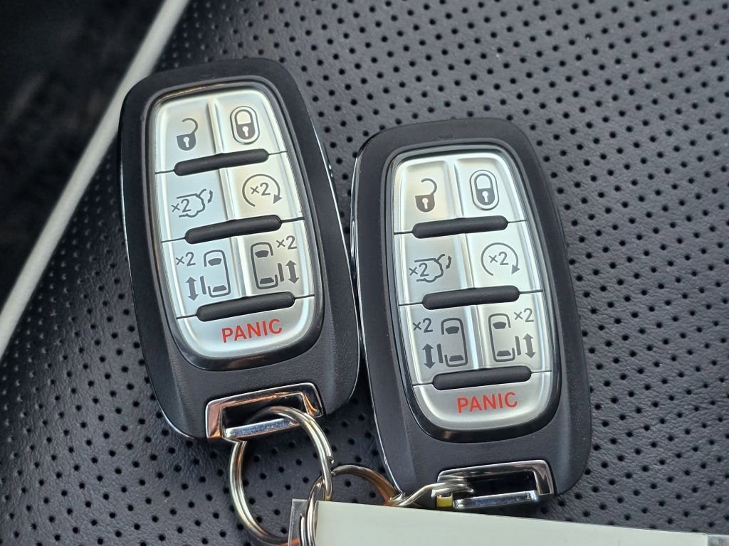 Used 2026 Chrysler Pacifica Limited image 33