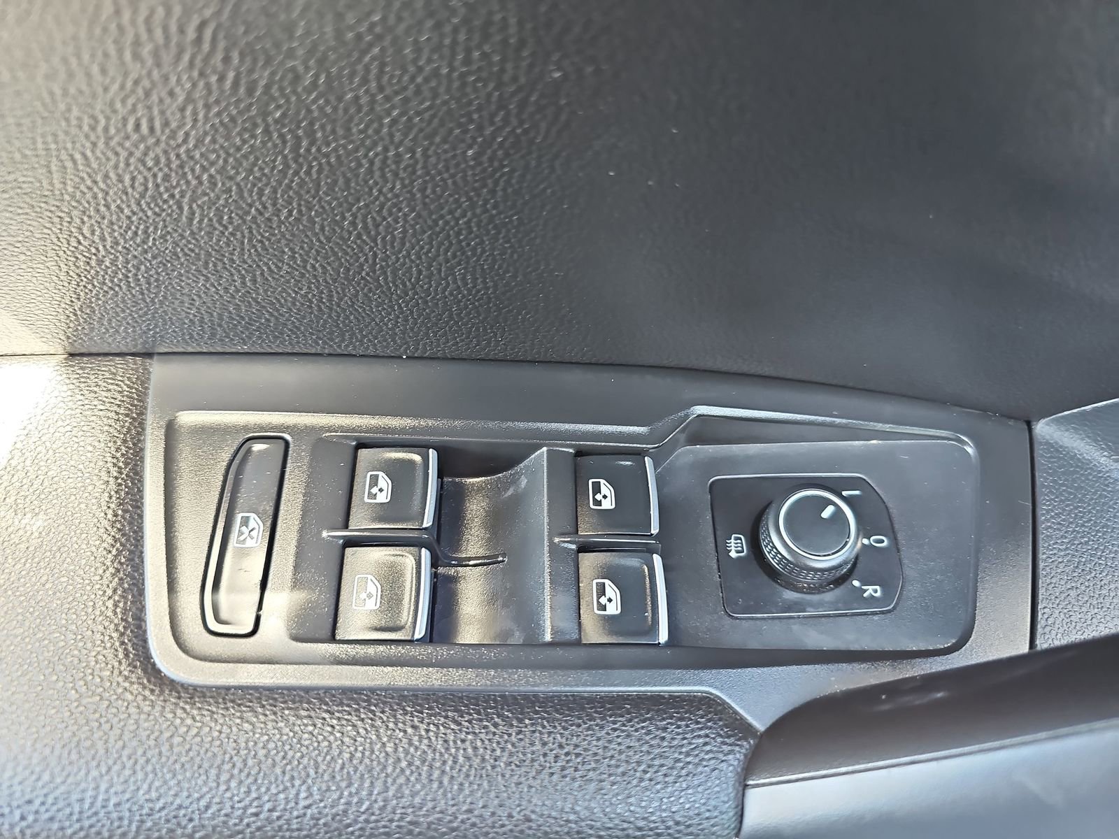 Used 2018 Volkswagen Tiguan SE AWD/4WD image 26