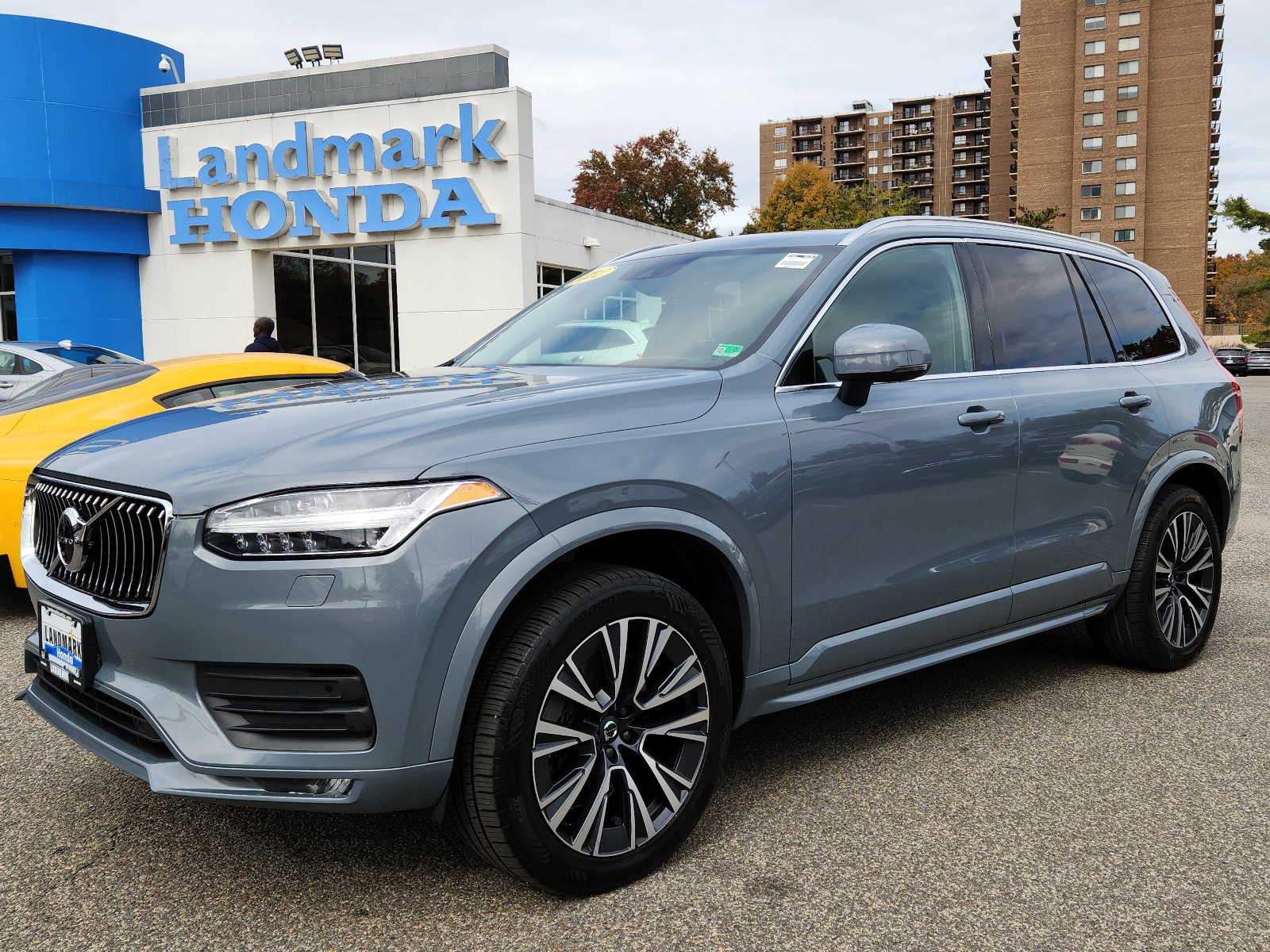 Used 2022 Volvo XC90 T6 Momentum w/ Advanced Package