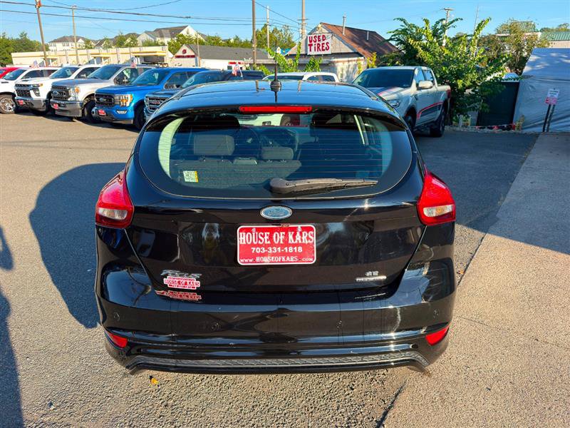 Used 2016 Ford Focus SE w/ SE Sport Package FWD image 3