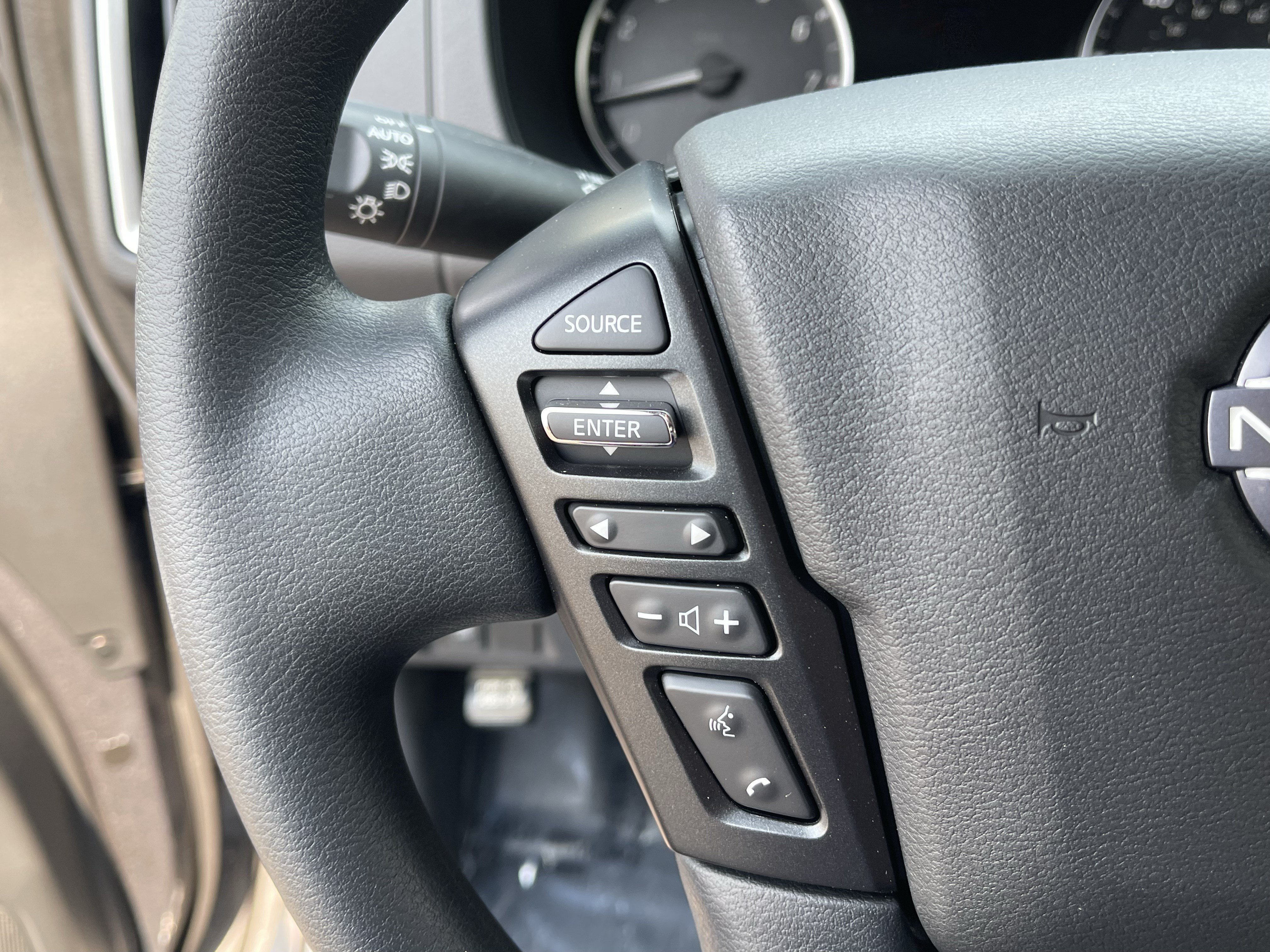 Used 2025 Nissan Frontier SV AWD/4WD image 23